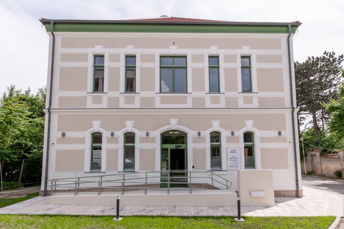 The development of the MedTech Campus of the Széchenyi István University started with the renewal of the former Q-building